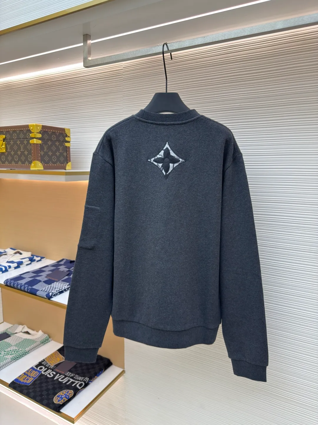 LOUIS VUITTON Sleeve Pocket Pullover Sweatshirt ●Authentic product: 10200 purchased and developed ●Item number: 1680291-A85 ●Fabric: double-ply cotton sweatshirt fabric ●Technology: embroidery production ●Version: fitted version ●Weight: about 590 grams ●Size: XS-S-M-L ●Description: The fabric is made of 32s double-ply cotton sweatshirt fabric. Y version of the yarn color was purchased. Special dark gray cotton yarn was ordered and spun to make cotton yarn. The gray fabric was woven in a large circle. After the gray fabric was washed and shaped, the base fabric was made of fleece and shearing. It was matched with special yarns on the same surface to make ribbing. The front and back panels were embroidered by Japanese Tajima embroidery machine, flat embroidery and three-dimensional overlapping stitch embroidery. The sleeves were opened with a flat car template machine and the pendant was printed with a three-dimensional silicone color sealing film. The overall wiring is straight and delicate, the fabric is comfortable and soft, and the color is consistent without color difference. It can be matched with the same style to create a fashionable look and control various occasions. Customized accessories, complete with three standards, same style for men and women!